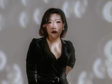 Santi Danametta Tuang Luka dan Bahagia Jadi Musik di Senja Berwarna