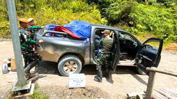 Satgas Pamtas RI–Malaysia Yonarmed 4/Parahyangan menggeledah mobil Hilux hitam pengangkut minuman keras.