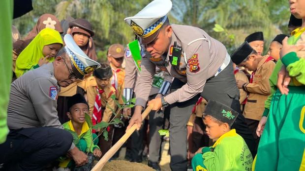 Satlantas Polres Siak mengedukasi anak-anak SD menanam pohon dan cinta lingkungan. Satlantas Polres Siak mengedukasi anak-anak SD menanam pohon dan cinta lingkungan, Kamis (16/10/2025).