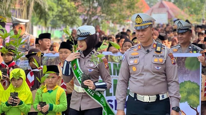 Satlantas Polres Siak mengedukasi anak-anak SD menanam pohon dan cinta lingkungan, Kamis (16/10/2025).