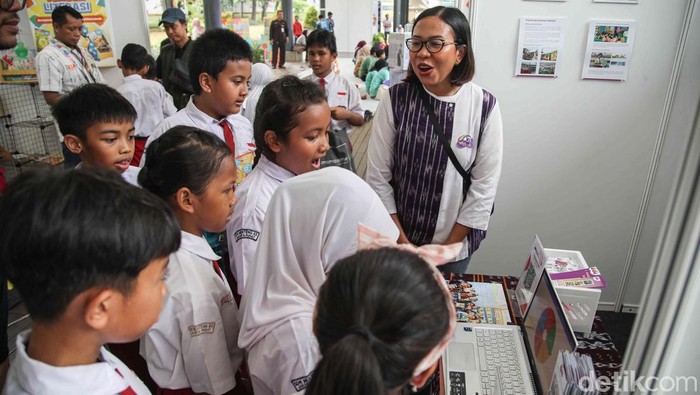 Sejumlah siswa siswi mengikuti Festival Literasi di Taman Ismail Marzuki, Jakarta Pusat, Kamis (16/10/2025).