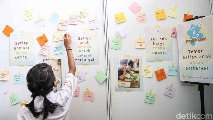 Sejumlah siswa siswi mengikuti Festival Literasi di Taman Ismail Marzuki, Jakarta Pusat, Kamis (16/10/2025).