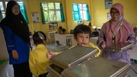 Sejumlah siswa mengembalikan ompreng usai menyantap Makan Bergizi Gratis (MBG) di SD Muhammadiyah 3 Palembang, Sumatera Selatan, Kamis (16/10/2025). ANTARA FOTO/Nova Wahyudi