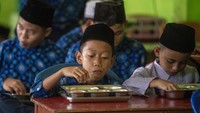 BGN menyebutkan bahwa penyerapan anggaran diproyeksikan akan terus meningkat seiring dengan perluasan cakupan program hingga akhir tahun. Pemerintah menargetkan angka serapan bisa mencapai lebih dari 90 persen pada Desember 2025. ANTARA FOTO/Nova Wahyudi
