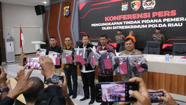 Sosok Jakson Sihombing, ketua ormas di Pekanbaru, Riau, yang ditangkap atas dugaan pemerasan terhadap perusahaan sawit. Sosok Jakson Sihombing, ketua ormas di Pekanbaru, Riau, yang ditangkap atas dugaan pemerasan terhadap perusahaan sawit, Kamis (16/10/2025).