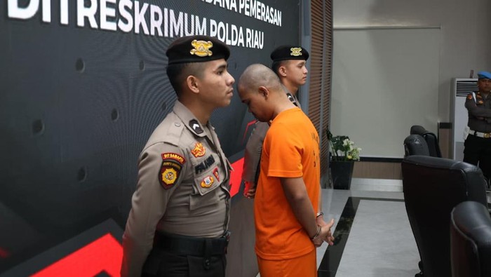 Sosok Jakson Sihombing, ketua ormas di Pekanbaru, Riau, yang ditangkap atas dugaan pemerasan terhadap perusahaan sawit, Kamis (16/10/2025).