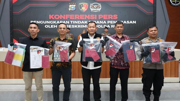 Sosok Jakson Sihombing, ketua ormas di Pekanbaru, Riau, yang ditangkap atas dugaan pemerasan terhadap perusahaan sawit. Sosok Jakson Sihombing, ketua ormas di Pekanbaru, Riau, yang ditangkap atas dugaan pemerasan terhadap perusahaan sawit, Kamis (16/10/2025).