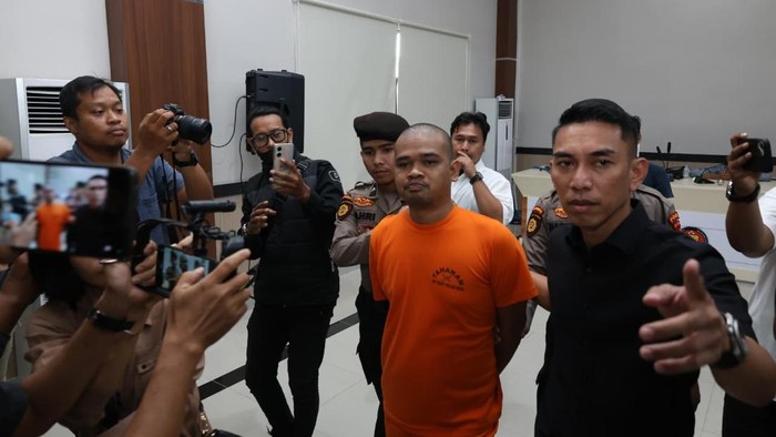Sosok Jakson Sihombing, ketua ormas di Pekanbaru, Riau, yang ditangkap atas dugaan pemerasan terhadap perusahaan sawit, Kamis (16/10/2025).