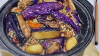 Steven tampaknya fokus pada hidangan yang banyak disajikan di China. Salah satunya membuat potret ilustrasi berupa claypot rice yang isinya hidangan terong. Foto: Instagram/@steventang.art