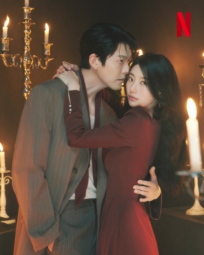 Dalam sejumlah foto, Suzy dan Kim Woo Bin tampil serasi dalam balutan outfit bernuansa merah maroon, yang menonjolkan aura elegan dan misterius. Foto: dok. Netflix