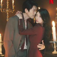 Dalam sejumlah foto, Suzy dan Kim Woo Bin tampil serasi dalam balutan outfit bernuansa merah maroon, yang menonjolkan aura elegan dan misterius. Foto: dok. Netflix