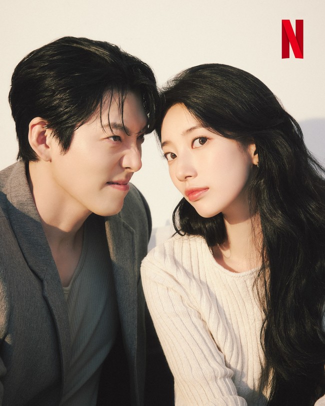 Sementara Suzy berperan sebagai Ka Young, wanita muda berwajah datar yang hidupnya diatur oleh sang nenek. Ia tak sengaja membangunkan roh misterius dan diminta mengajukan tiga permintaan. Foto: dok. Netflix