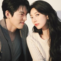 Sementara Suzy berperan sebagai Ka Young, wanita muda berwajah datar yang hidupnya diatur oleh sang nenek. Ia tak sengaja membangunkan roh misterius dan diminta mengajukan tiga permintaan. Foto: dok. Netflix