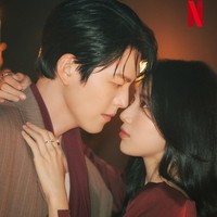 Suzy dan Kim Woo Bin dipertemukan kembali setelah membintangi drama Korea Uncontrollably Fond pada tahun 2016. Foto: dok. Netflix