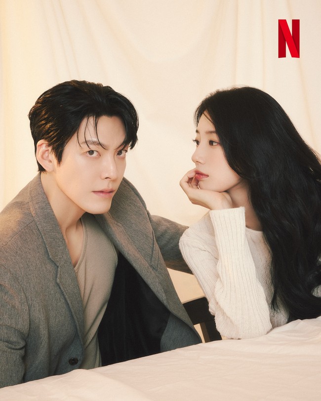 “Chemistry wajah mereka luar biasa,” “Mereka adalah pasangan yang tinggi dan menawan,” “Suzy benar-benar cantik banget,” komentar sejumlah netizen di forum komunitas Korea. Foto: dok. Netflix