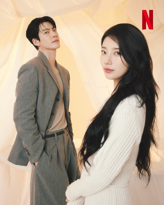 Kali ini, kisah cinta Suzy dan Kim Woo Bin tak lagi tragis. Keduanya tampil memukau untuk pemotretan drakor Genie Make A Wish yang tayang di Netflix baru-baru ini. Foto: dok. Netflix