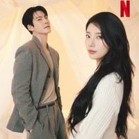 Kali ini, kisah cinta Suzy dan Kim Woo Bin tak lagi tragis. Keduanya tampil memukau untuk pemotretan drakor Genie Make A Wish yang tayang di Netflix baru-baru ini. Foto: dok. Netflix