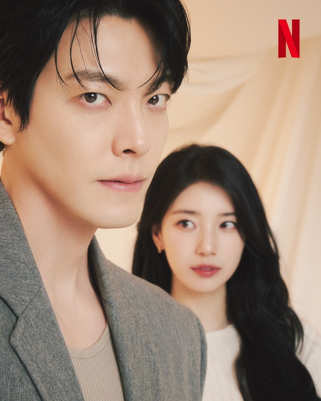 Kim Woo Bin memerankan karakter roh misterius yang keluar dari lampu ajaib setelah tertidur selama 1.000 tahun. Foto: dok. Netflix