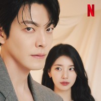 Kim Woo Bin memerankan karakter roh misterius yang keluar dari lampu ajaib setelah tertidur selama 1.000 tahun. Foto: dok. Netflix