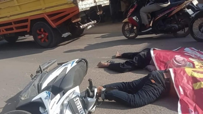 Tangkap layar video dua korban tewas dalam laka dengan truk muatan LPG di Banyuasin.