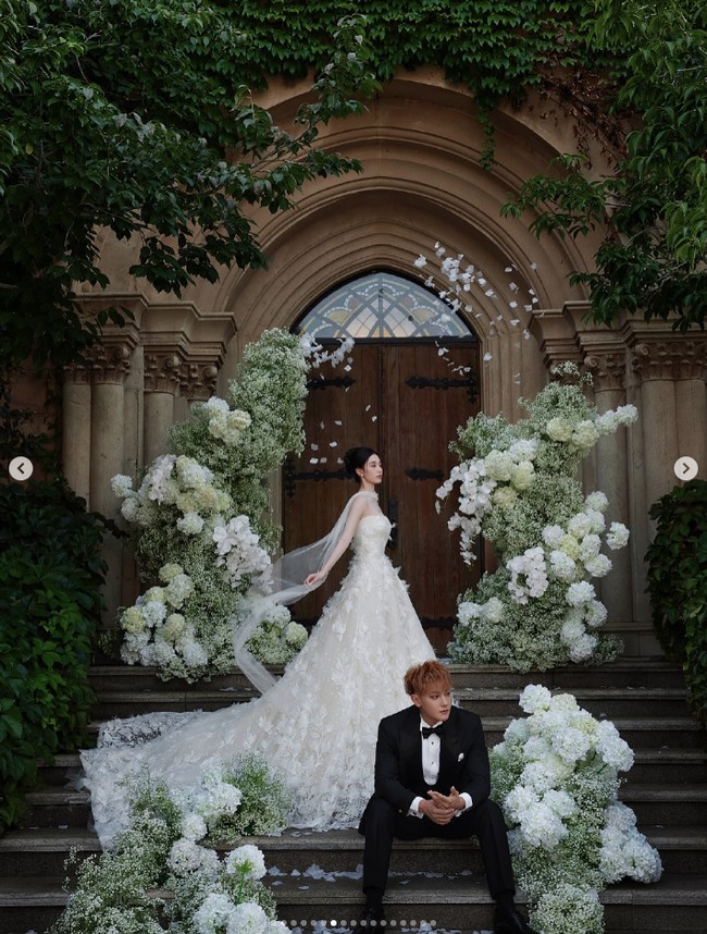 Dalam sebuah sesi foto yang tampak diambil di sebuah kastil, Xu Yiyang dan Huang Zitaro terlihat seperti putri dan pangeran.Foto: Dok. Ist