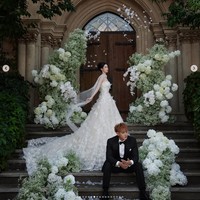 Dalam sebuah sesi foto yang tampak diambil di sebuah kastil, Xu Yiyang dan Huang Zitaro terlihat seperti putri dan pangeran.Foto: Dok. Ist