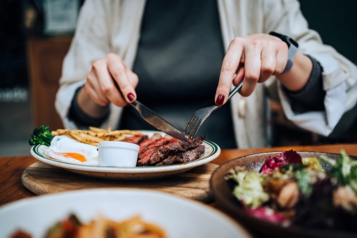 Terungkap! 5 Trik Psikologis Restoran yang Membuat Anda Bayar Lebih Banyak Tanpa Sadar