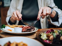 Hindari 5 Hal Paling Memalukan Ini Saat Pesan Makanan di Restoran