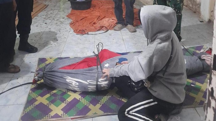 Jasad korban saat dievakuasi