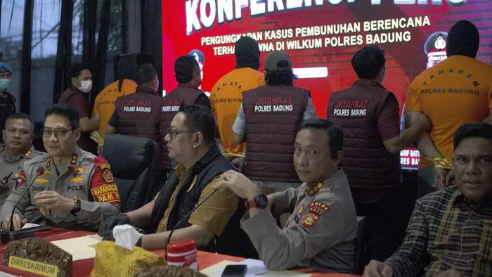 Tiga tersangka warga Australia (berbaju oranye) diperkenalkan oleh polisi kepada pers pada bulan Juni. (AP: Firdia Lisnawati)