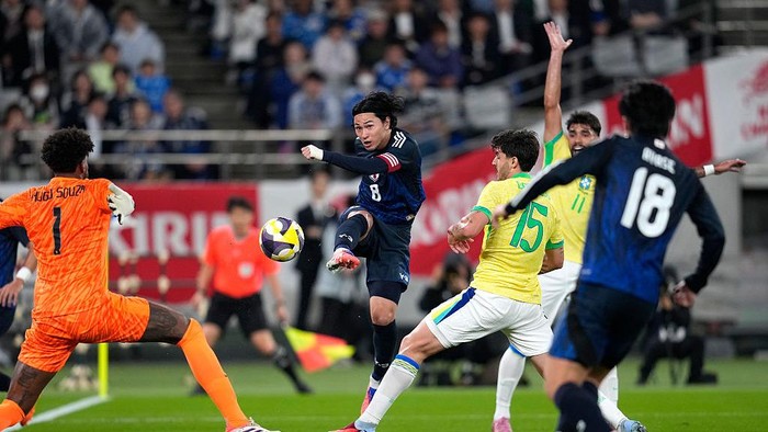 CHOFU, JAPAN - OCTOBER 14: Takumi Minamino of Japan (2nd L) passes the ball during the international friendly match between Japan and Brazil at Tokyo Stadium on October 14, 2025 in Chofu, Tokyo, Japan. (Photo by Toru Hanai/Getty Images)