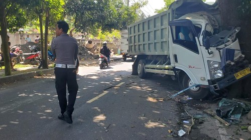 Truk berpelat nomor DK 8927 TF menabrak pohon hingga ringsek di jalur Amlapura-Denpasar tepatnya di Desa Sengkidu, Kecamatan Manggis, Karangasem, Bali, Kamis (16/10/2025). (Dok. Polres Karangasem)
