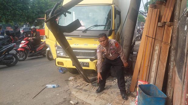 Truk Tabrak 2 Orang di Pinggir Jalan Kalideres Jakbar