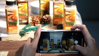 Dalam pelatihan ini, para peserta diajarkan teknik dasar memotret produk menggunakan gawai atau kamera sederhana, serta tips membuat tampilan foto lebih menarik untuk promosi di media sosial dan marketplace. ANTARA FOTO/Arif Firmansyah
