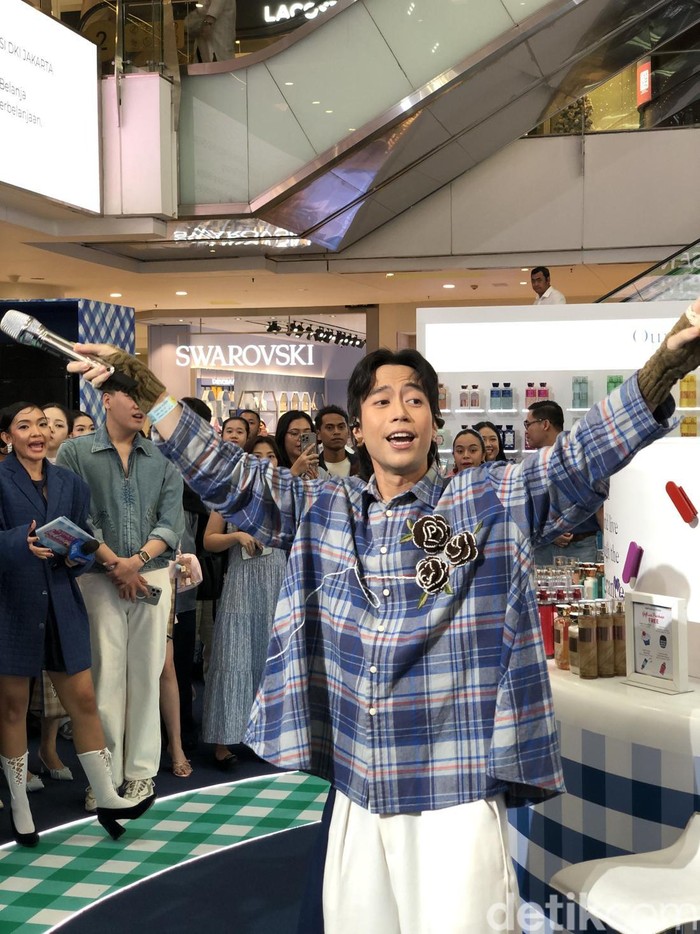 Penyanyi Vidi Aldiano mengungkapkan kebiasaannya terhadap wewangian hingga perawatan kulit tubuhnya agar selalu prima.