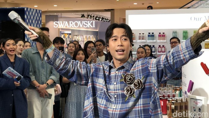 Penyanyi Vidi Aldiano mengungkapkan kebiasaannya terhadap wewangian hingga perawatan kulit tubuhnya agar selalu prima.