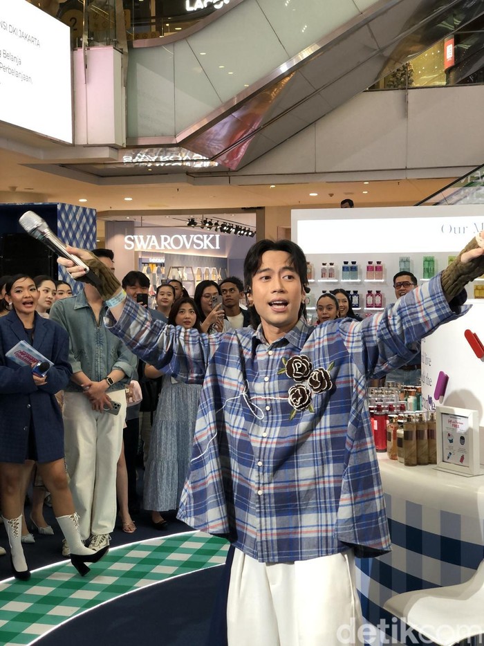 Penyanyi Vidi Aldiano mengungkapkan kebiasaannya terhadap wewangian hingga perawatan kulit tubuhnya agar selalu prima.