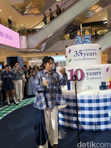 Penyanyi Vidi Aldiano mengungkapkan kebiasaannya terhadap wewangian hingga perawatan kulit tubuhnya agar selalu prima.