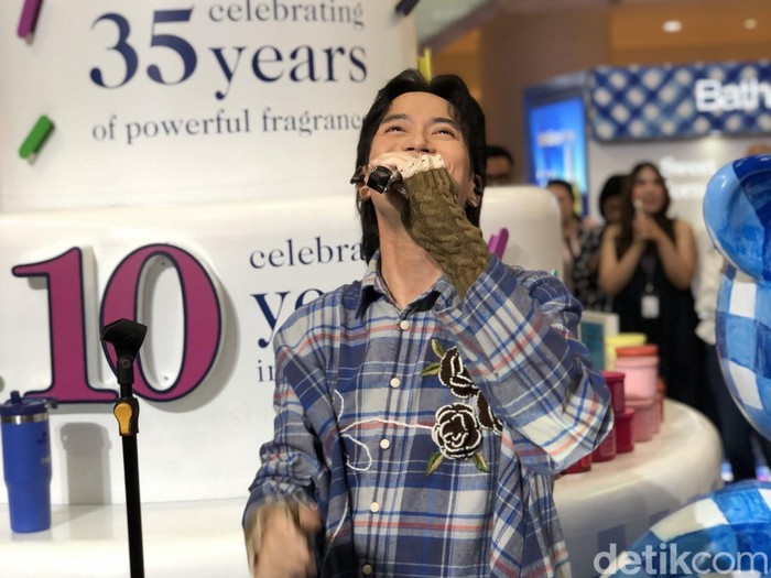 Penyanyi Vidi Aldiano mengungkapkan kebiasaannya terhadap wewangian hingga perawatan kulit tubuhnya agar selalu prima.