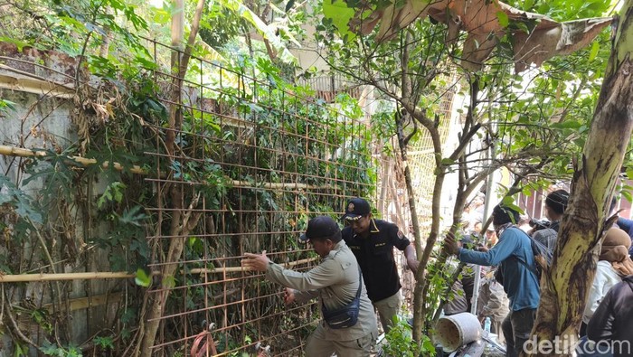 Proses pembongkaran pagar seng milik Ari Setiawan yang memblokir jalanan di Jalan Sinar Mas VII, Perumahan Sinar Waluyo, Kedungmundu, Tembalang, Semarang, Kamis (16/10/2025).
