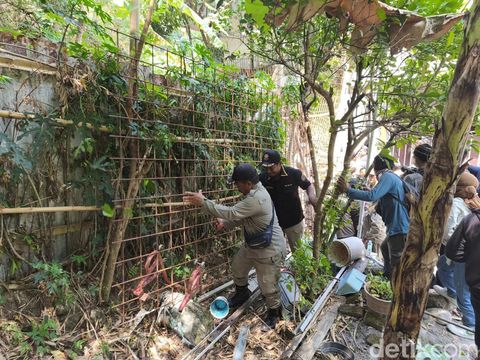 Viral di Semarang Proses pembongkaran pagar seng milik Ari Setiawan yang memblokir jalanan di Jalan Sinar Mas VII, Perumahan Sinar Waluyo, Kedungmundu, Tembalang, Semarang, Kamis (16/10/2025).