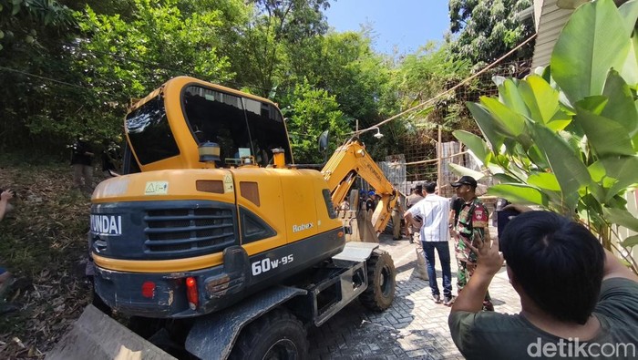 Proses pembongkaran pagar seng milik Ari Setiawan yang memblokir jalanan di Jalan Sinar Mas VII, Perumahan Sinar Waluyo, Kedungmundu, Tembalang, Semarang, Kamis (16/10/2025).