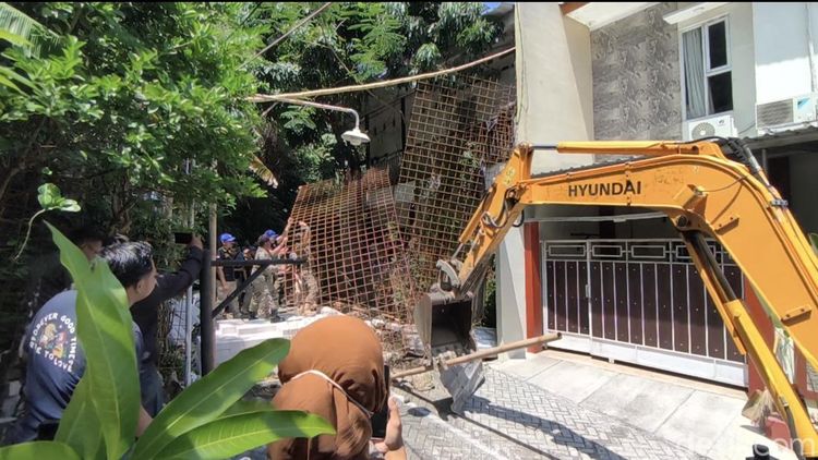 Momen Ari Tak Berkutik Pagarnya yang Blokir Jalan Dibongkar Satpol PP