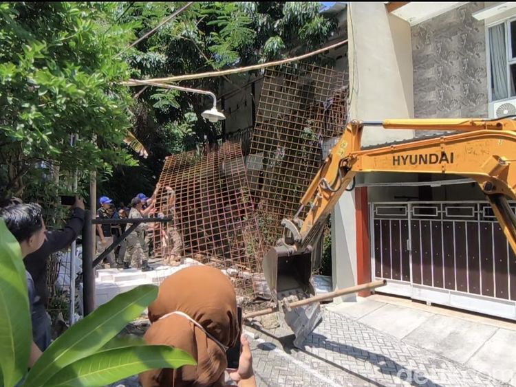 Momen Ari Tak Berkutik Pagarnya yang Blokir Jalan Dibongkar Satpol PP