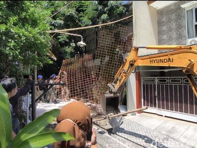 Momen Ari Tak Berkutik Pagarnya yang Blokir Jalan Dibongkar Satpol PP