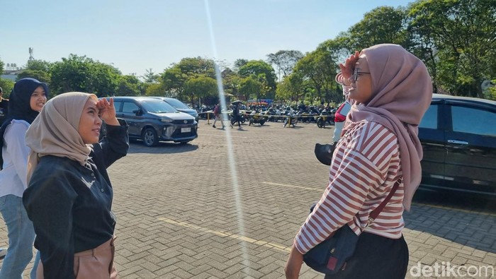 Warga Surabaya yang menghadapi panasnya terik matahari.