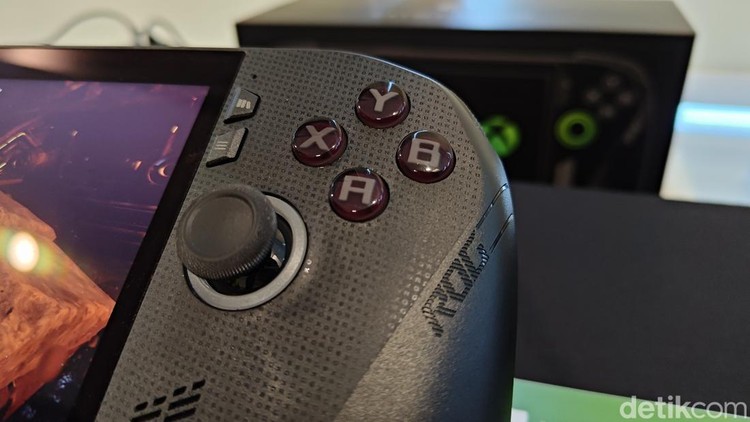 Handheld gaming PC besutan Asus ROG dengan Microsoft Xbox telah hadir di Indonesia. Begini wujudnya, yang memiliki desain grip mirp kontroler Xbox Series.