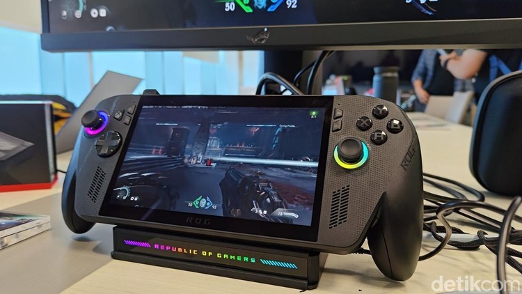 Handheld gaming PC besutan Asus ROG dengan Microsoft Xbox telah hadir di Indonesia. Begini wujudnya, yang memiliki desain grip mirp kontroler Xbox Series.