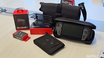 Untuk mendukung pengalaman game kalian, Asus sudah menyiapkan sederet aksesoris di antaranya Travel Case, Charger Dock, ROG Raikiri II Controller, ROG Bulwark Dock DG300, Headsets/Earbuds, External PCIe Storage. Foto: Panji Saputro/detikINET