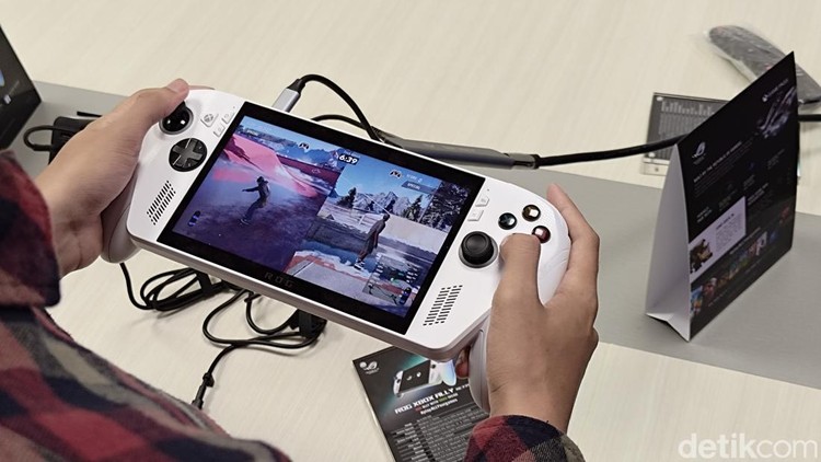Handheld gaming PC besutan Asus ROG dengan Microsoft Xbox telah hadir di Indonesia. Begini wujudnya, yang memiliki desain grip mirp kontroler Xbox Series.